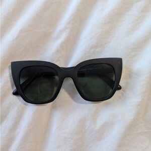 Chic Black Cat-Eye Sunglasses